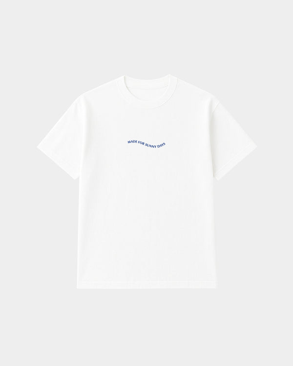 Wit bamboe T-shirt Made For Sunny Days van Glint Antwerp met blauw borduursel op de borst, unisex